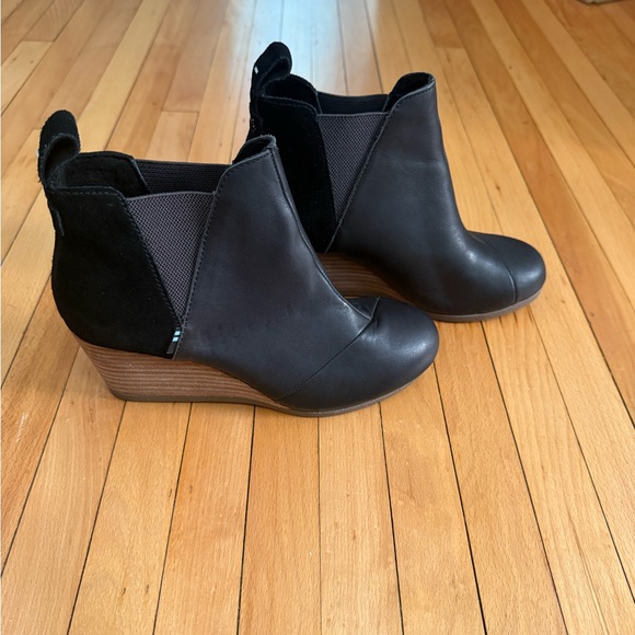 TOMS Kelsey Suede Round Town Black Ankle Booties with Tan Heel Sz 5 EUC - Picture 3 of 5